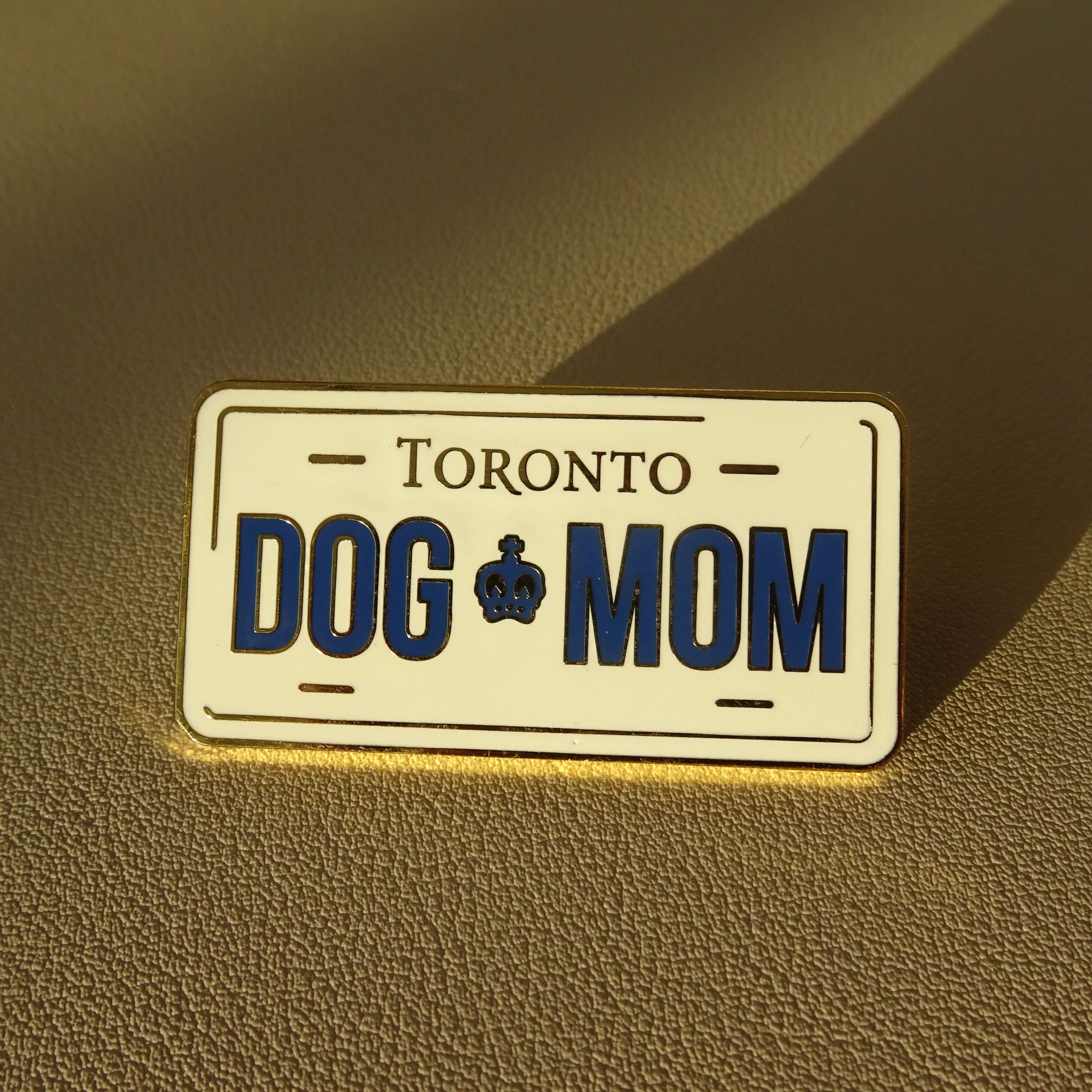 License Plate Dog Mom Pin - Gold