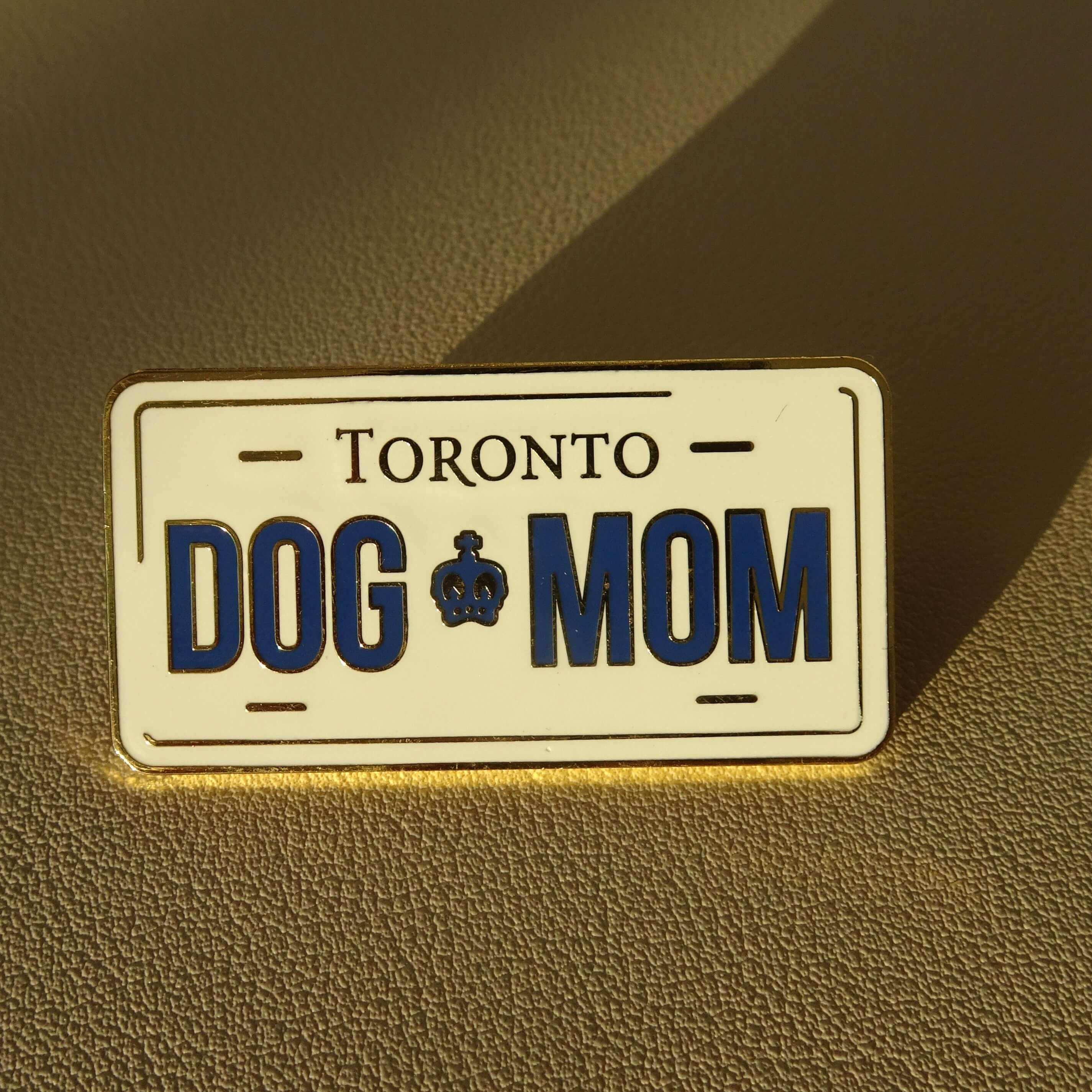 License Plate Dog Mom Pin - Gold